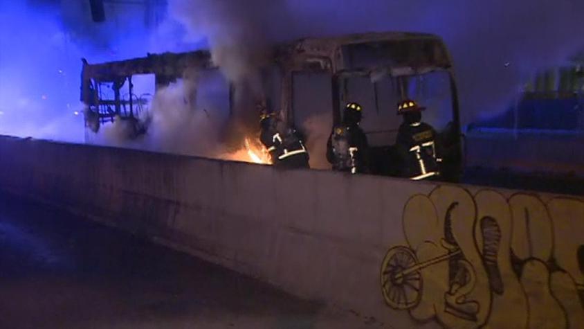 Bus del Transantiago se incendia en Las Condes