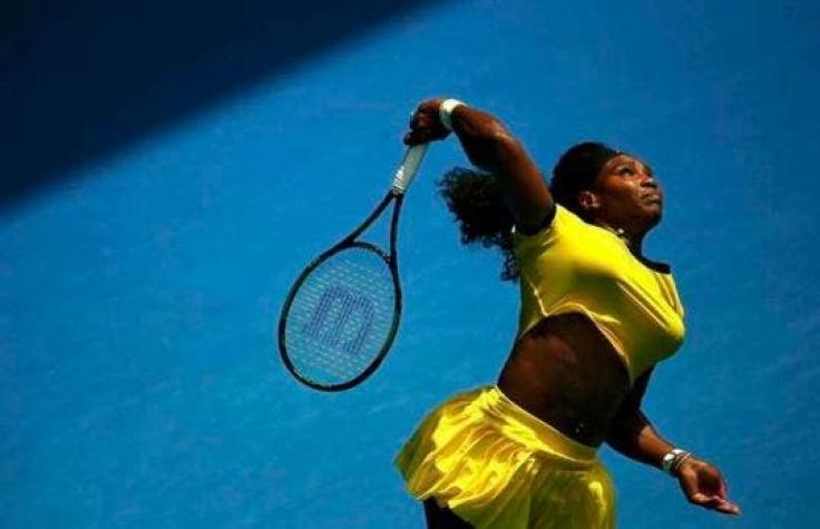 Serena Williams pasa a semifinales de Abierto de Australia tras batir a Sharapova