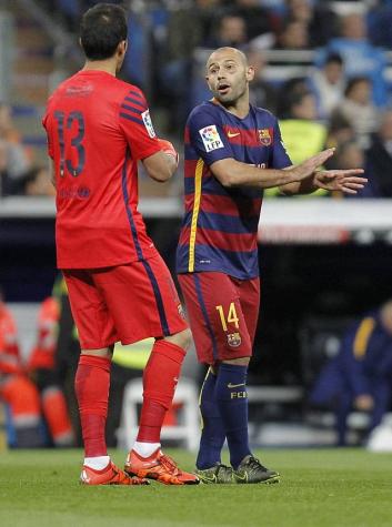 Mascherano bromea con Bravo tras convertirle un gol en práctica de FC Barcelona