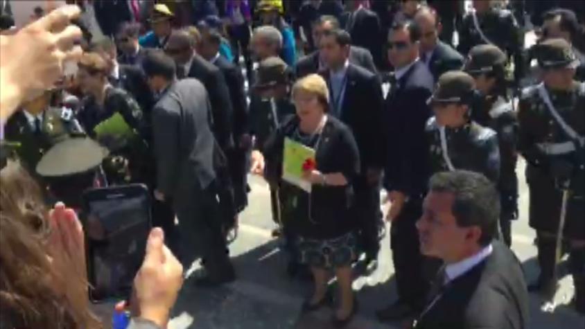 Periodistas brasileños rompen ventanal al tratar de acercarse a Bachelet