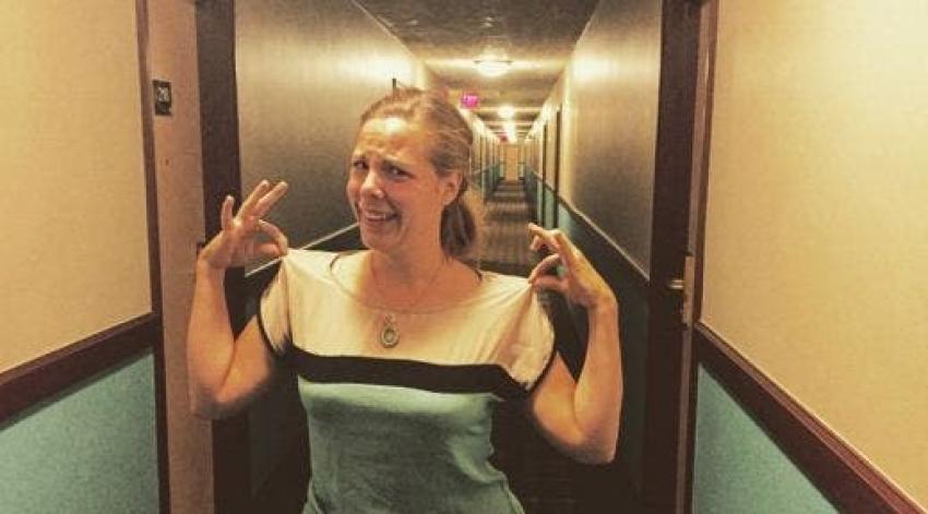 Una mujer se vistió igual al hotel que reservó y se convirtió en viral