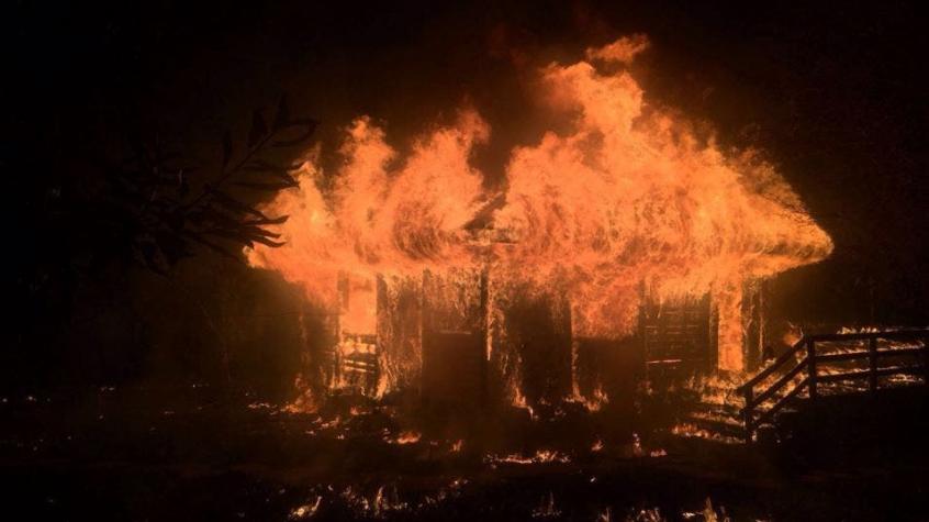 Encapuchados queman cabañas de veraneo en Tirúa