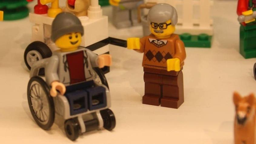 Lego presenta su primera figurita en silla de ruedas