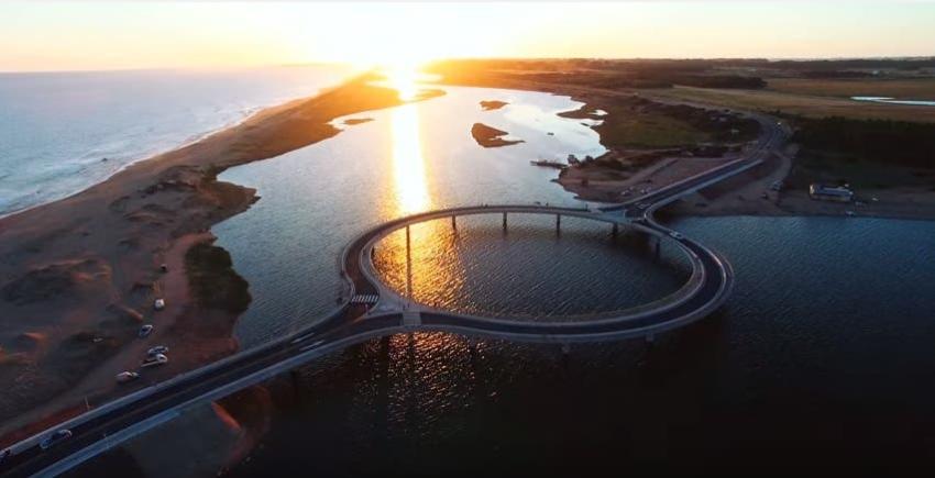 El futurista puente circular sobre el agua que construyeron en Uruguay
