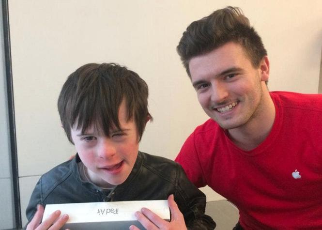 El emotivo mensaje de una madre a un empleado de Apple que ayudó a su hijo con síndrome de Down
