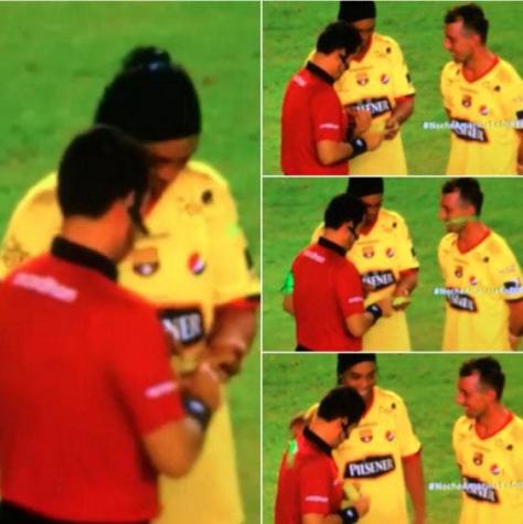 [VIDEO] Árbitro le pide autógrafo a Ronaldinho antes de empezar el partido
