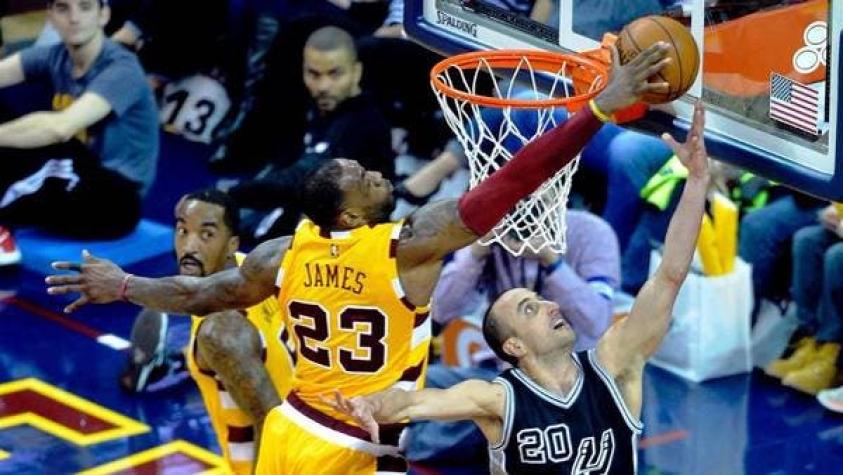 [VIDEO] El bestial bloqueo de LeBron James a "Manu" Ginóbili en la NBA