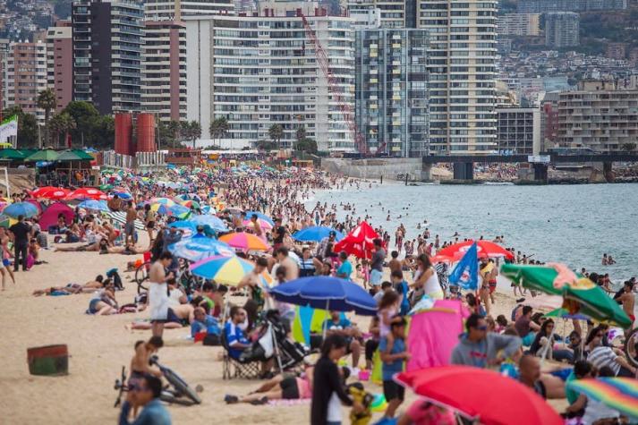 Llegada de turistas extranjeros a Chile aumenta más de un 30% en la temporada estival