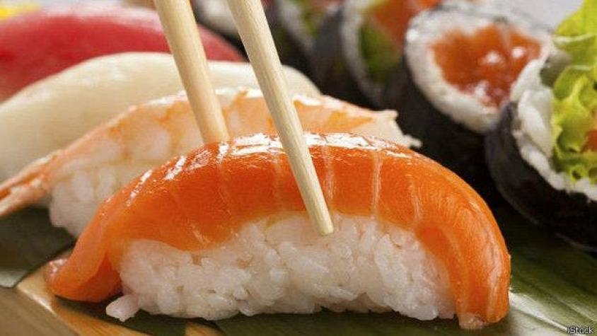 Dos ingeniosas técnicas para no manchar la mesa con los palillos de sushi