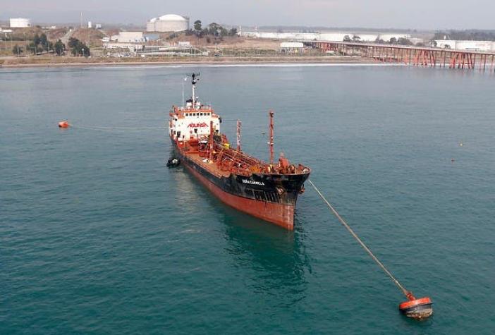 Decretan sobreseimiento de funcionario de la Armada por derrame de petróleo en Quintero