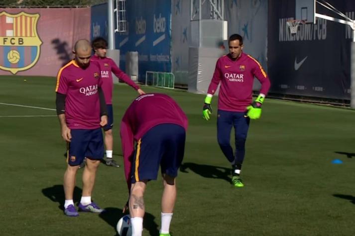 [VIDEO] Claudio Bravo se divierte en los entrenamientos del Barcelona jugando al "tontito"