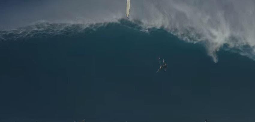 [VIDEO] Surfista cae de gigantesca ola de 12 metros en Hawái