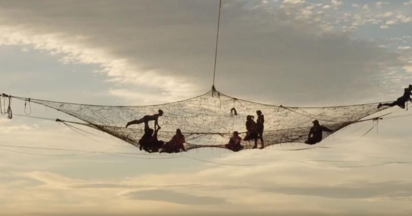 [VIDEO] Esta es la hamaca gigante que cuelga sobre el desierto de EE.UU.
