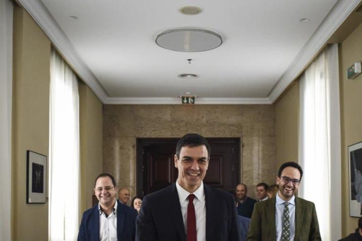 Rey de España propone al líder socialista Pedro Sánchez intentar formar gobierno
