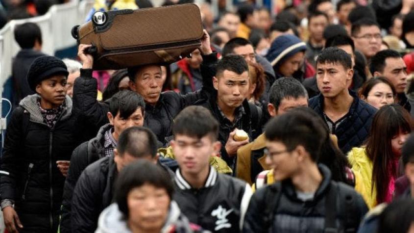 Decenas de miles de personas quedan varadas en una estación de trenes en China