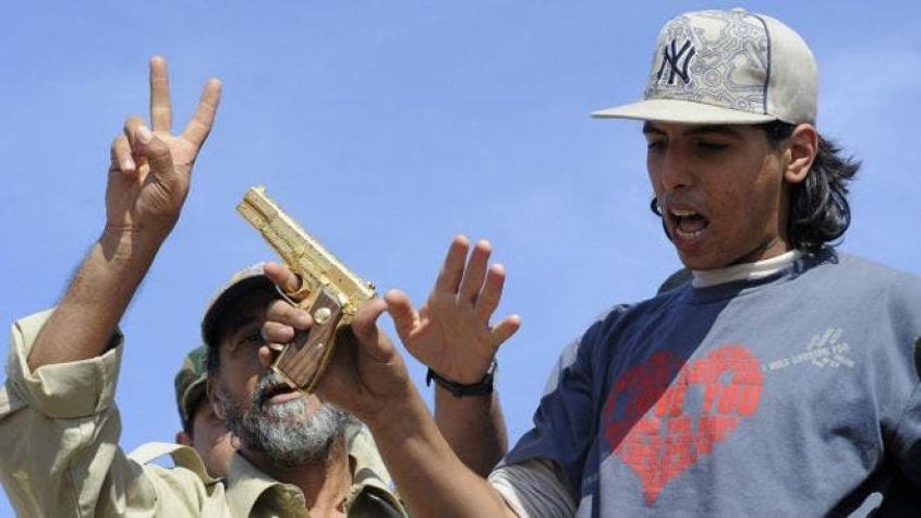 "Cómo encontré al hombre con la pistola de oro de Gadafi"