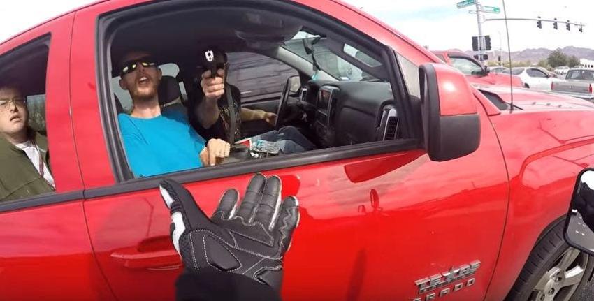 [VIDEO] Conductor apunta con una pistola a un motorista en medio de la autopista