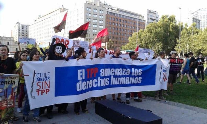 [FOTOS] Realizan marcha contra el TPP frente a La Moneda