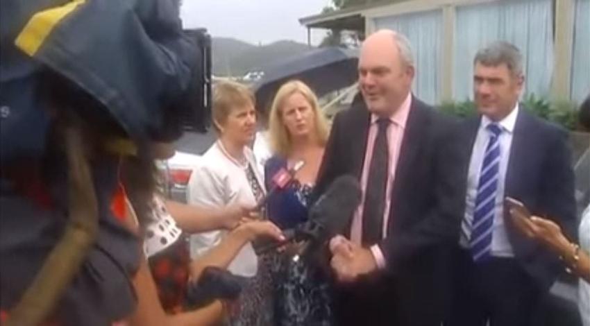[VIDEO] Político neozelandés fue agredido por manifestante con juguete sexual