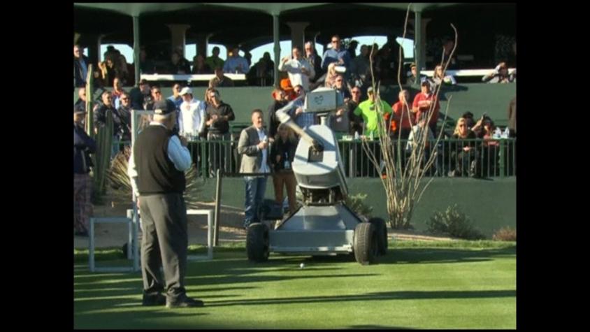 [VIDEO] Robot golfista logra hacer un hoyo en el primer tiro