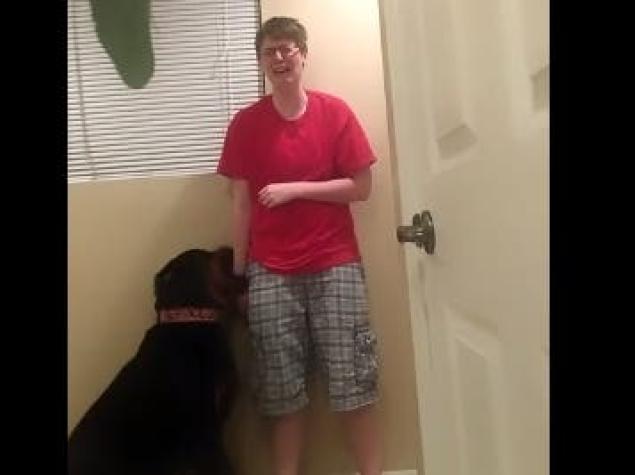 Policía mata a joven con Asperger conocida por video en que la consolaba su perro