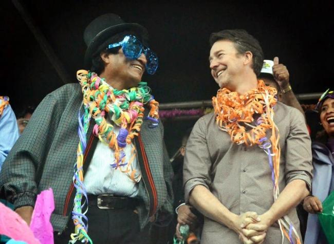 [FOTOS] Edward Norton disfruta del carnaval en Bolivia y visita a Evo Morales