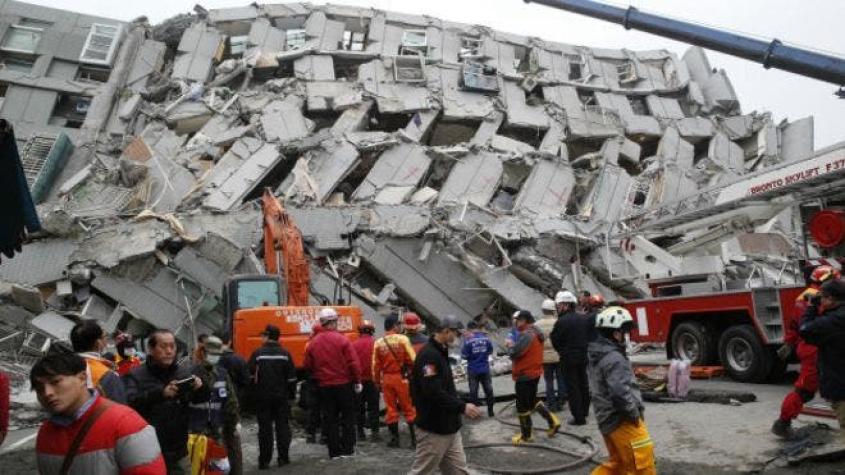 Bomberos buscan sobrevivientes bajo los escombros tras potente terremoto en Taiwán