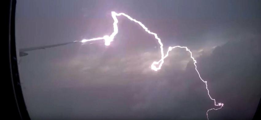 [VIDEO] Graban momento exacto en que un rayo golpea a un avión