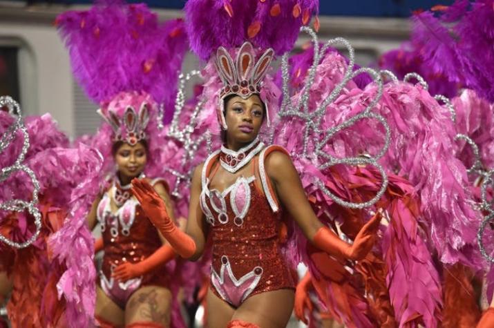 Entre samba y repelente arrancan desfiles del carnaval de Rio