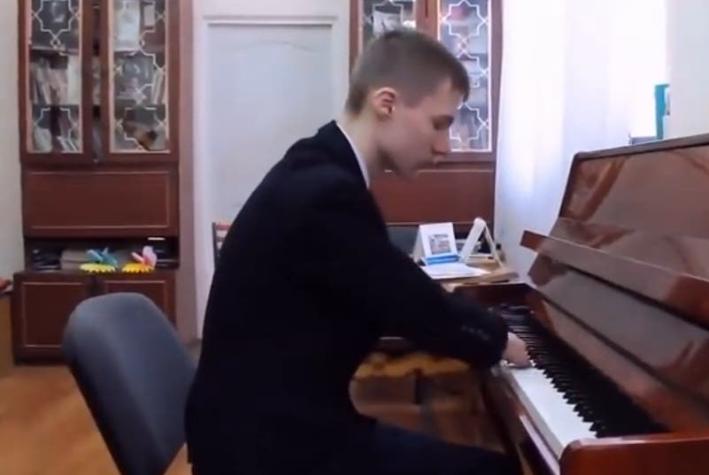 [VIDEO] Joven ruso "enamora" con su habilidad al tocar piano