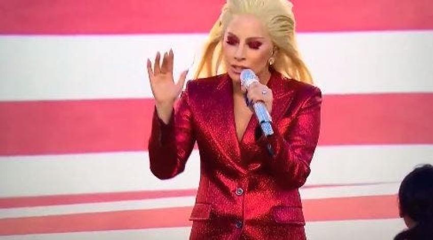 [VIDEO] Lady Gaga abre con impresionante interpretación del himno EE.UU. el Super Bowl