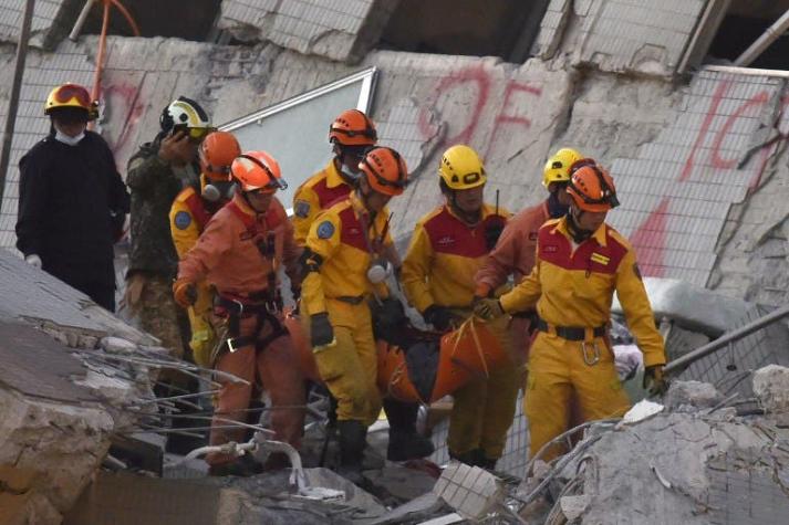 Una niña y tres adultos hallados vivos entre los escombros en Taiwán