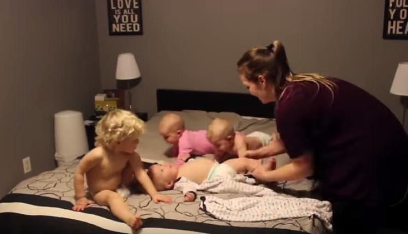 [VIDEO] "Supermamá" muestra el largo proceso para vestir a sus cuatros hijos al mismo tiempo