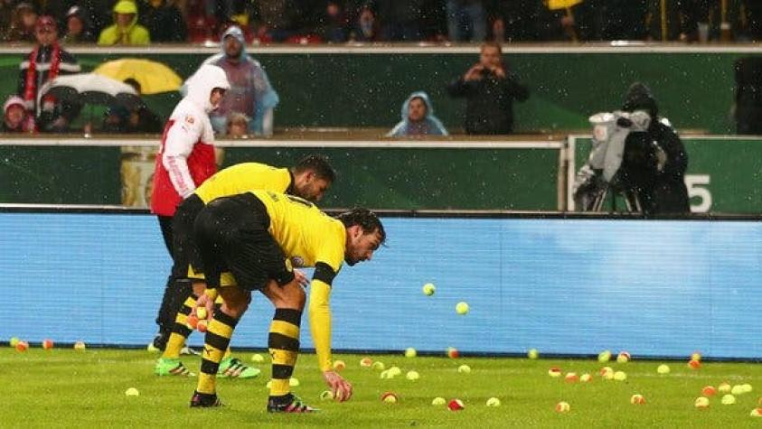 [VIDEO] Hinchas del Dortmund protestan lanzando pelotas de tenis en pleno partido