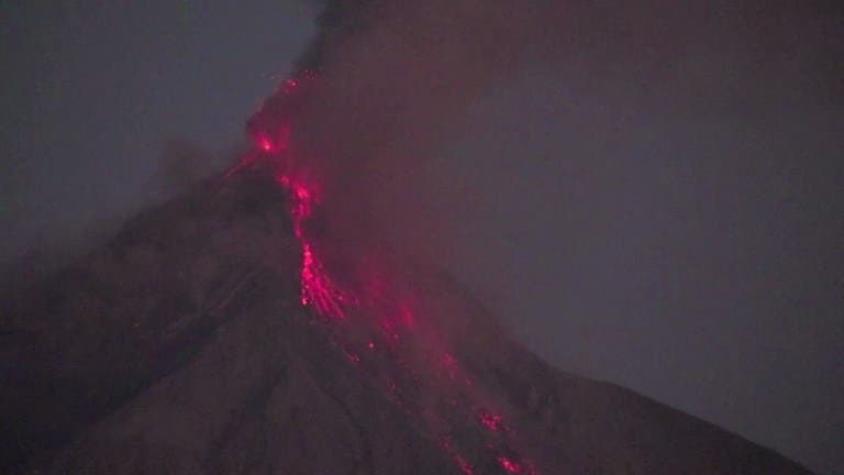 [VIDEO] Registran potente erupción del volcán de Fuego en Guatemala