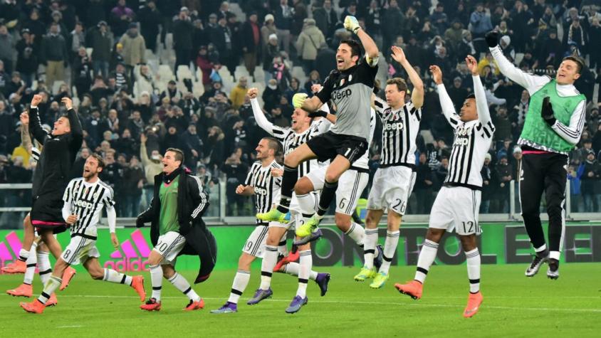 Juventus supera agónicamente a Napoli y llega a la cima de la Serie A