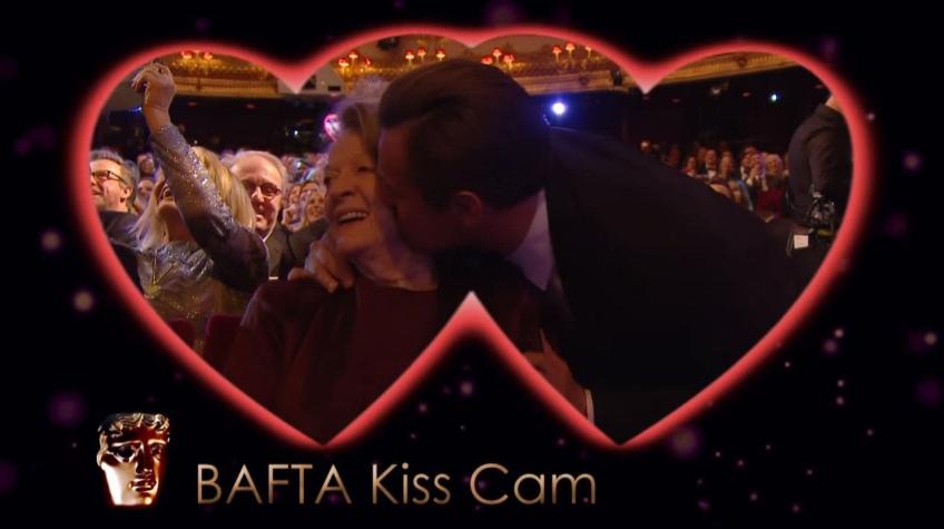 [VIDEO] La "cámara de besos" sorprendió a los famosos en los premios Bafta