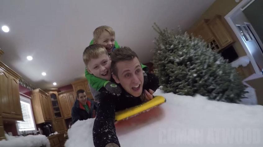 [VIDEO] Papá bromista sorprendió a hijos con un living lleno de nieve
