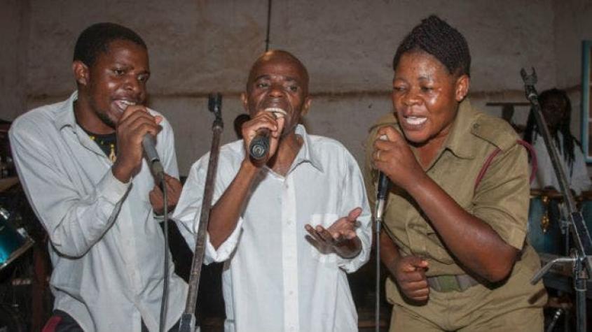 La banda de Malawi formada por presos de una cárcel de alta seguridad que opta a un premio Grammy