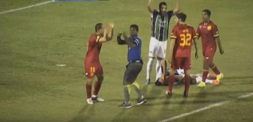 [VIDEO] El duro golpe que recibió Isaac Díaz y que le permitió a su equipo ganar en México