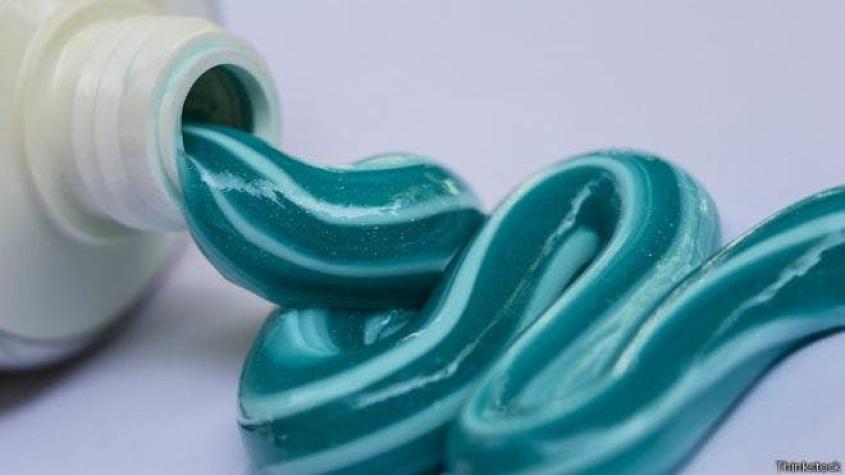 Qué tan peligrosas son las micropartículas de plástico que están en tu pasta de dientes