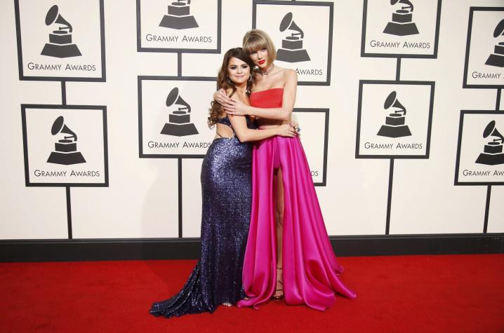 [FOTOS] El tierno abrazo entre Taylor Swift y Selena Gomez en los Grammy