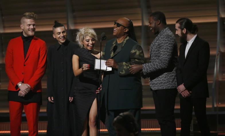 [VIDEOS] El gracioso momento de Stevie Wonder en los Grammy