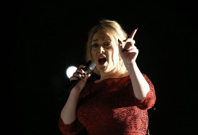 [VIDEO] Adele tuvo que lidiar con varios problemas de audio en los Grammy 2016