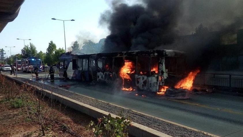 Conductor de bus del Transantiago quemado acusa "ataque incendiario"