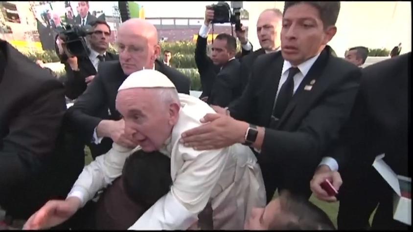 [VIDEO] Fieles mexicanos provocan enojo del Papa tras casi derribarlo