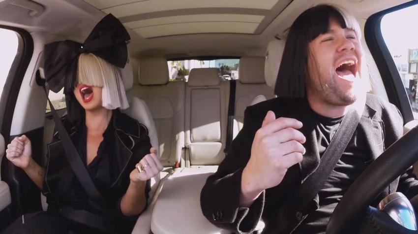 [VIDEO] Sia se sinceró y bromeó con su peluca en el karaoke de James Corden