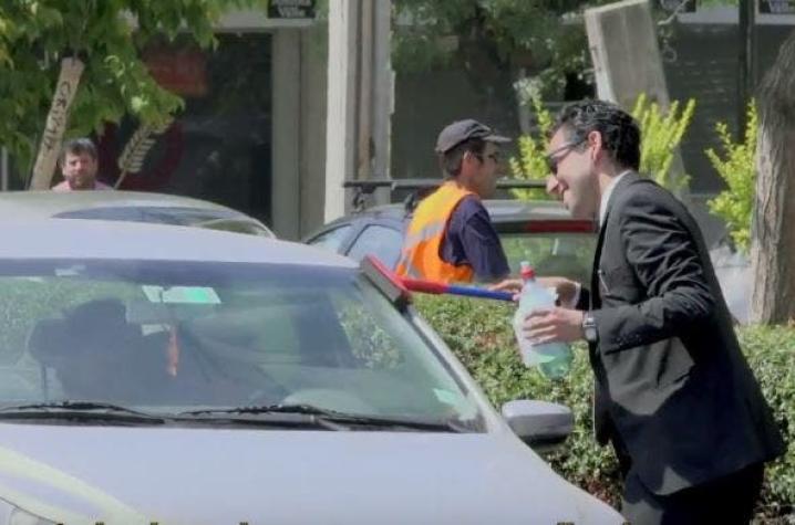 [VIDEO] Campaña del Hogar de Cristo muestra a hombre que limpia parabrisas de autos usando un terno