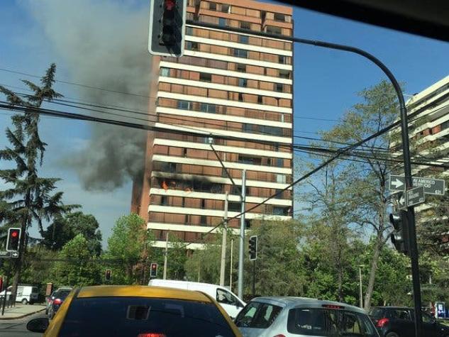 Incendio afectó departamento en Las Condes