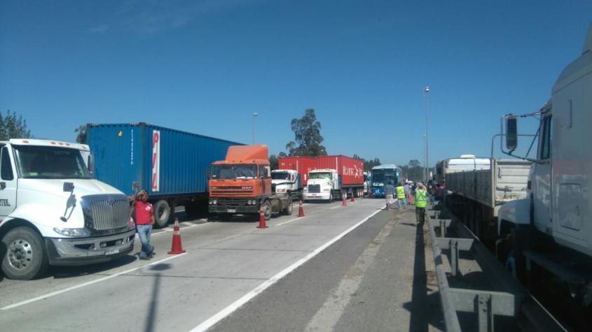 Alta congestión: Camioneros interrumpieron el tránsito en Rutas por alza de peajes